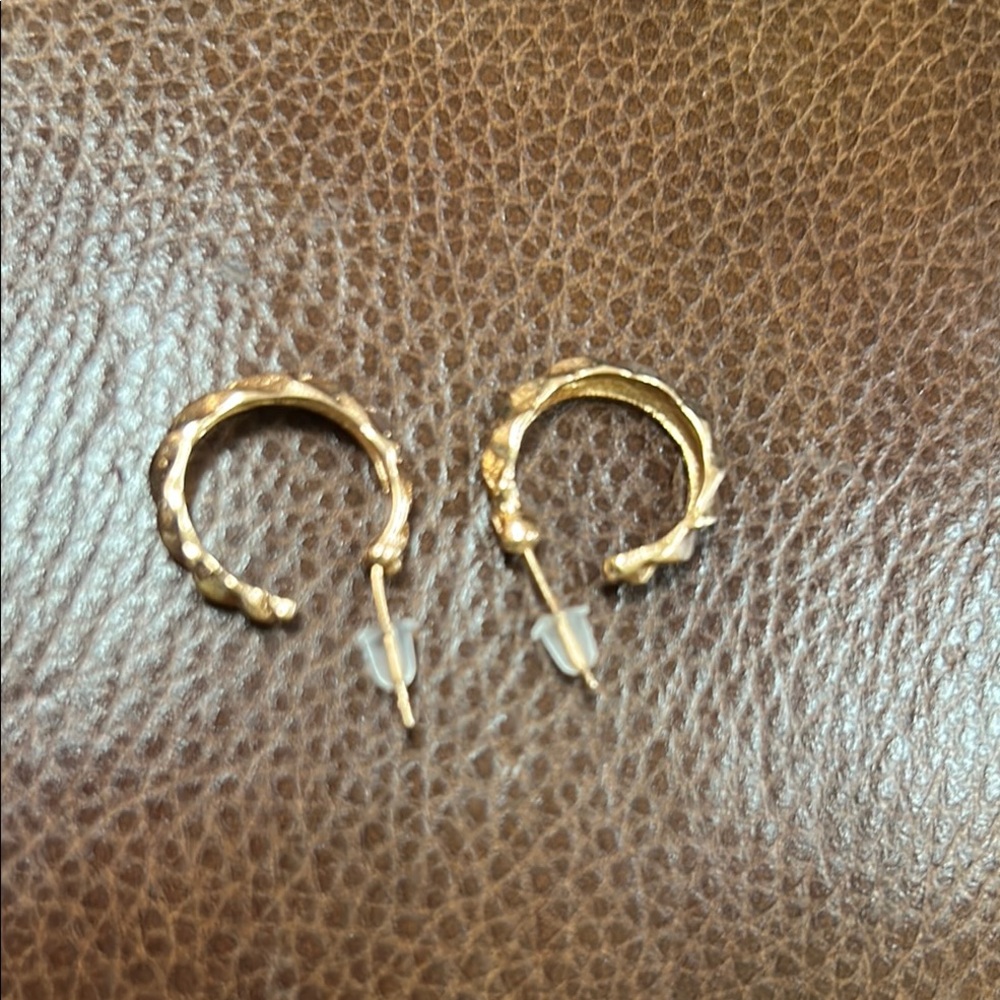 Source Unknown Goldtone Classic Small Hoop Earrings - Picture 2 of 6